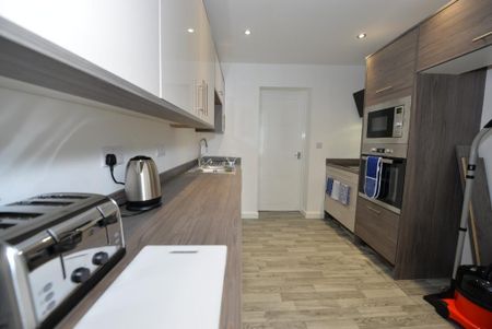 1 bedroom in a house share to rent - Photo 3