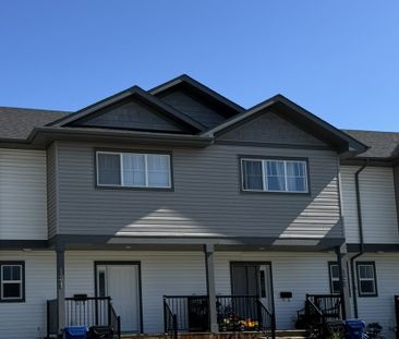 Gorgeous 3-Bed Townhouse in Aspen Lakes, Blackfalds!! - Photo 3