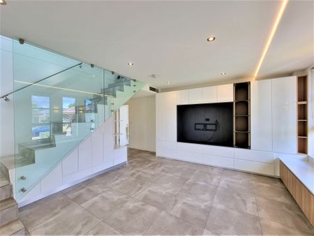 Stylish and Timeless Four Bedrooms Duplex - Photo 2