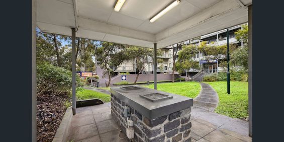 ULTIMATE LIVING OPPOSITE MONASH UNI! NEWLY REFURBISHED! - Photo 3