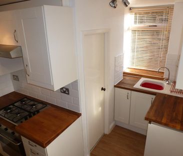 2 bedroom semi-detached house to rent - Photo 5