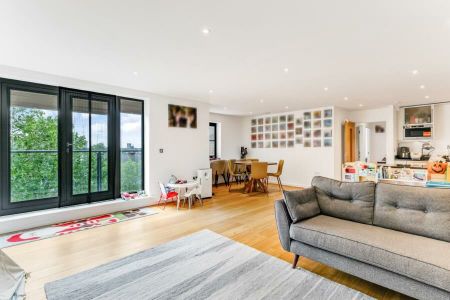 3 Bedroom Flat To Let - Photo 4