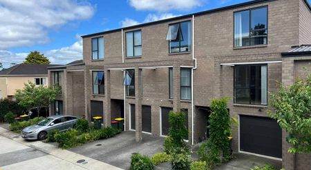 Modern townhouse situated at rear with garden - Photo 5