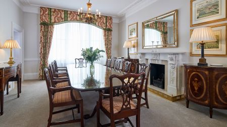 Luxury Three-Bedroom Apartment in Hyde Park Gate, Kensington, London SW7 - Photo 3