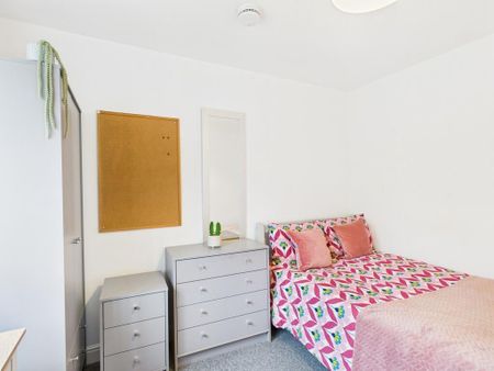 1 bedroom in a house share to rent - Photo 4