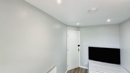 6 bedroom end of terrace house to rent - Photo 2