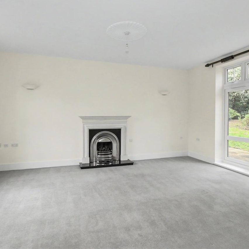 West Avenue, Whiteley Village, Hersham - Photo 1