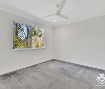 3 BED, A/C, MINUTES TO GATEWAY Large living space unit, gas cooktop... - Photo 1