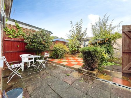 Beechtree Avenue, Englefield Green, Egham, Surrey, TW20 0SR - Photo 5