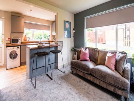 Rossefield Parade (Room 2), Bramley, Leeds - Photo 2