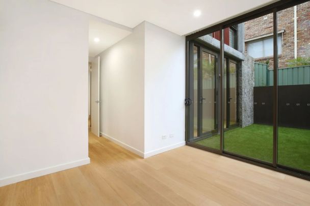 SUNLIT AND SPACIOUS TOWNHOUSE WITH AMAZING VIEWS - Photo 1