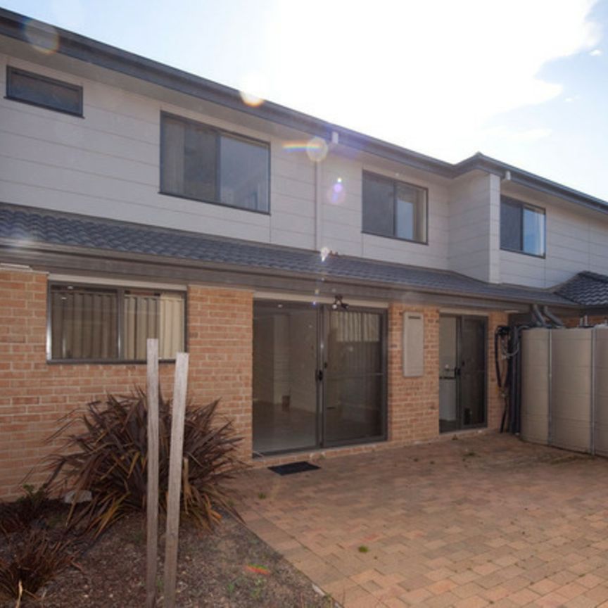 Neat Three Bedroom Townhouse - Photo 1