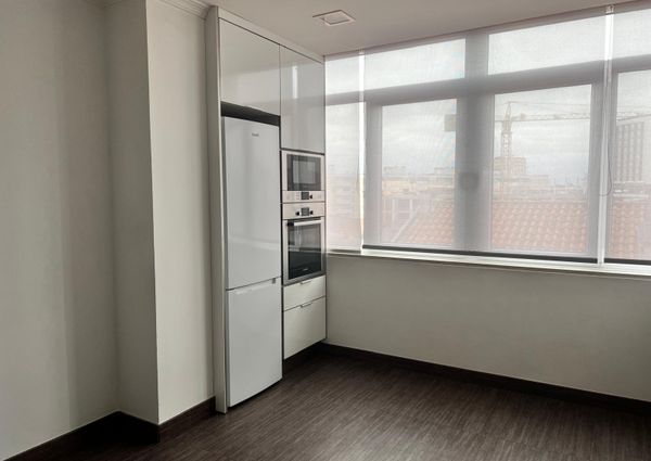 Apartamento T2 situado na Avenida Dr. Lourenço Peixinho em Aveiro.