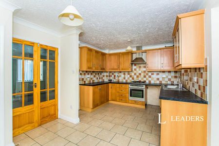 3 bedroom semi-detached house to rent - Photo 5