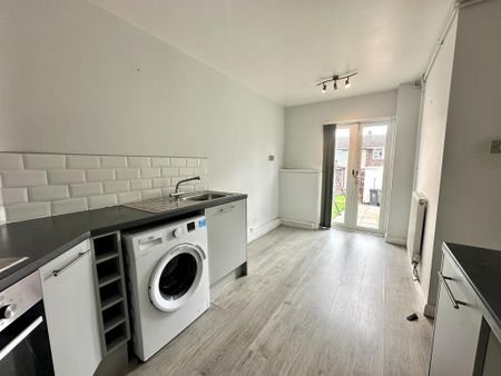 3 bedroom terraced house to rent - Photo 5