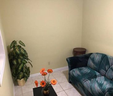 Newly Renovated Furnished 1 Bedroom Basement Apt - Photo 1