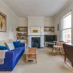 1 bedroom flat in London - Photo 2