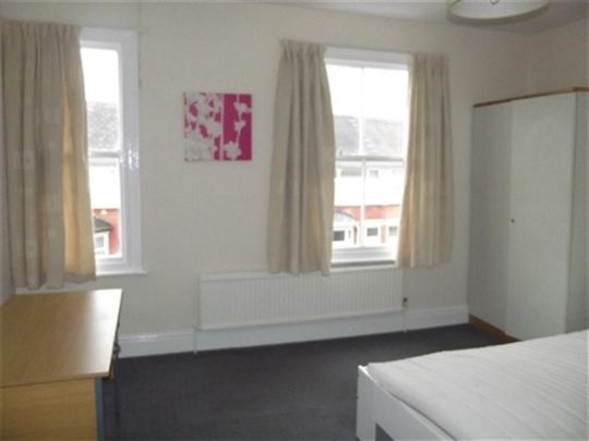 References Pending - 4 bed Mid Terraced House - Photo 1