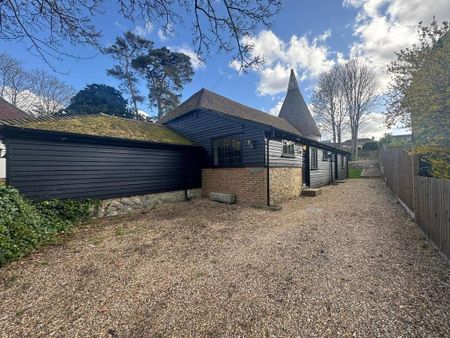 4 bedroom detached house to rent - Photo 2