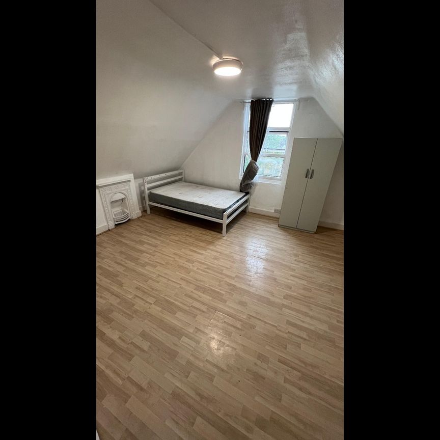 Studio Flat, Lewisham High St, SE13 - Photo 1