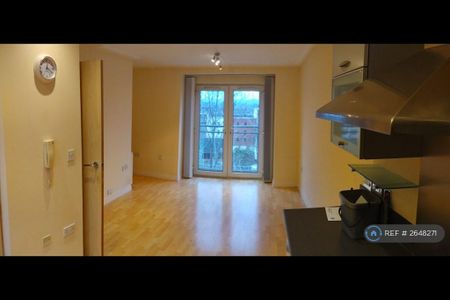 2 bedroom flat to rent - Photo 2