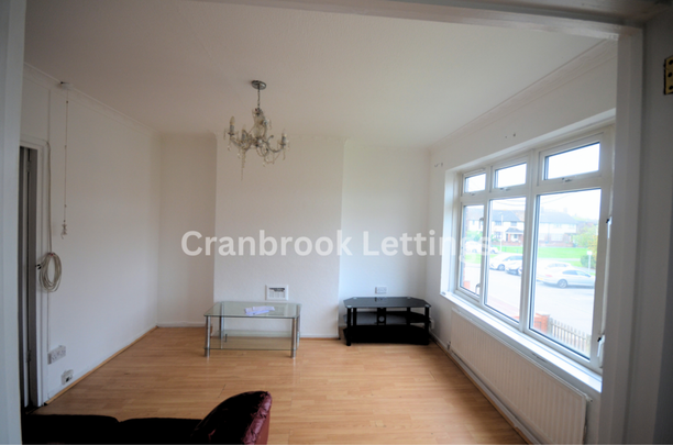4 bedroom flat to rent - Photo 1