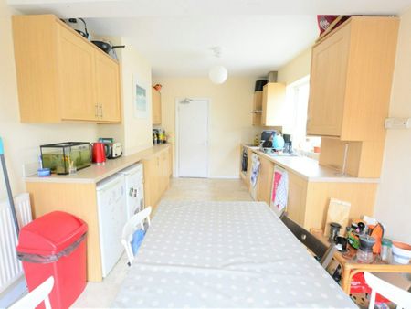 Terraced House to rent on - Photo 5