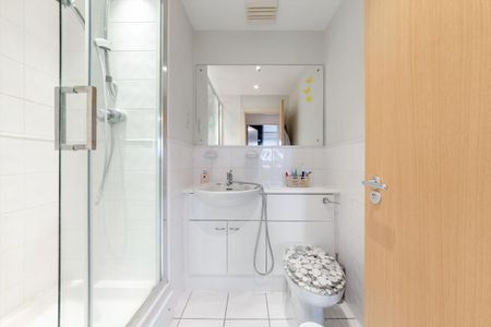 Two bedroom apartment in sought after location of Boardwalk Place, E14 - Photo 5