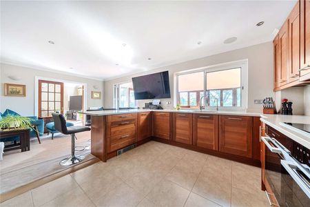 A beautifully presented, spacious four-bedroom property in a desirable and sought-after location - Photo 4