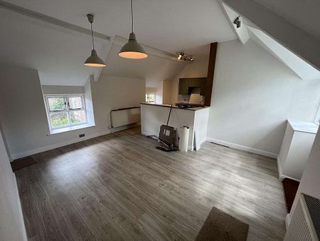 Recently refurbished three bedroom flat - Photo 4