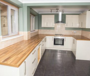 4 bedroom semi-detached house to rent - Photo 3