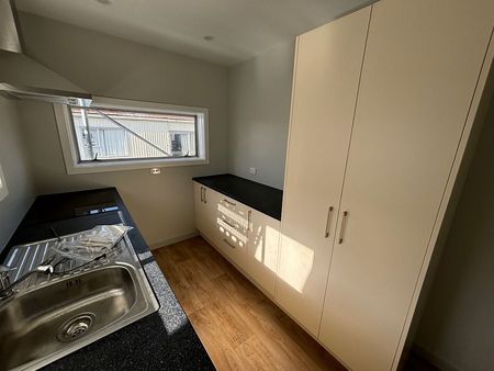 Newly renovated one bedroom unit in CBD - Photo 3