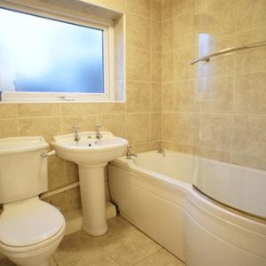 1 bedroom Flat To Let - Photo 2