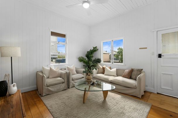 Charming Air-Conditioned Queenslander with Modern Comforts - Photo 1