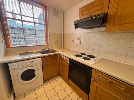 Large One Bedroom - Photo 2