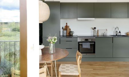 Lækker og lys 3-værelses lejlighed med stort badeværelse, olivengrønt køkken og egen terrasse - Photo 2