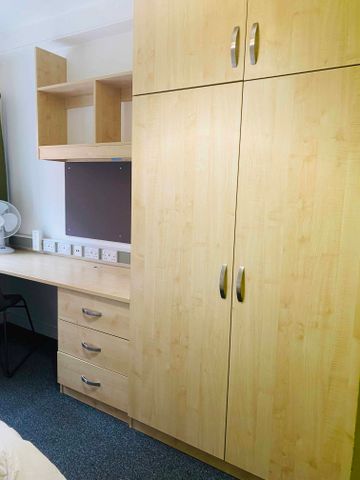 Single Wheelchair Accessible Ensuite - Photo 2