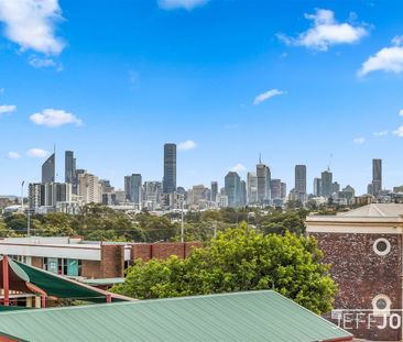 Central, Comfortable, Coorparoo! - Photo 1