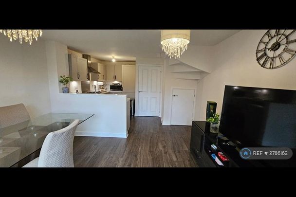 4 bedroom semi-detached house to rent - Photo 1