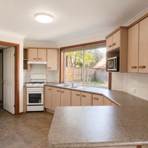 Quality furnished unit in prime location. - Photo 3