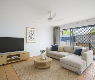 Beautifully Updated Townhouse Moments from Oxford Street!! - Photo 1