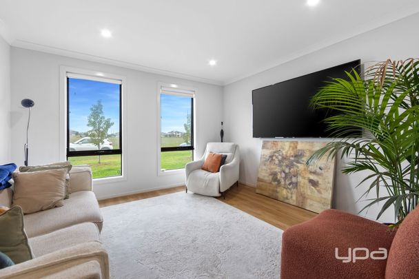 MORDEN AND SPACIOUS 3 BEDROOM TOWNHOUSE - Photo 1