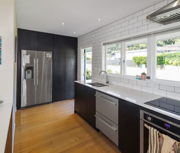 Bright & Modern 3-Bedroom in Mangere Bridge! - Photo 2