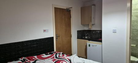 1 bedroom in a house share to rent - Photo 2