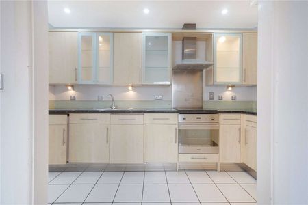 Two bedroom apartment within 0.25 miles from Tower Hill and Aldgate. - Photo 2