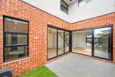 1B Caringa Street, Pascoe Vale VIC 3044 - Photo 3