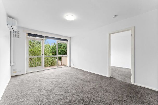 Light-Filled 1 Bedroom Apartment in Prime Armadale Location - Photo 1