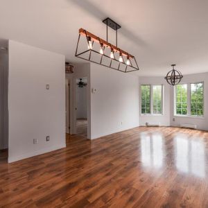 Libre ! Haut De Triplex 5 1/2 Rénové - Photo 3