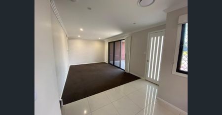 Modern 3 Bedroom Residence with Double Garage and Courtyard - Photo 2