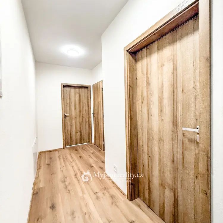 Pronájem novostavby bytu 2+kk s balkonem a parkovacím státním, 48 m - Photo 1